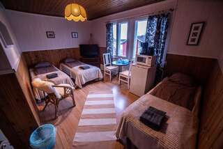 Мини-отель Arctic Guesthouse & Igloos Рануа Трехместный номер эконом-класса с общей ванной комнатой-1