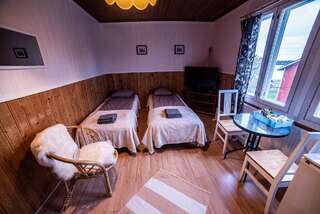 Мини-отель Arctic Guesthouse & Igloos Рануа Трехместный номер эконом-класса с общей ванной комнатой-2