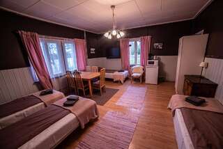Мини-отель Arctic Guesthouse & Igloos Рануа Четырехместный номер эконом-класса с общей ванной комнатой-2